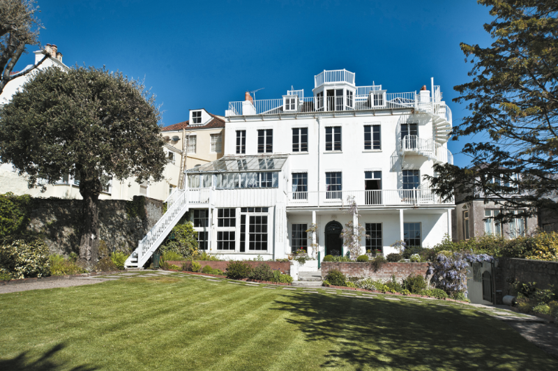 La maison de Hugo à Guernesey, Hauteville House, une façade imposante et pleine de caractère.